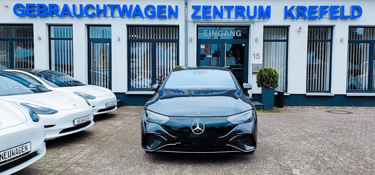 Der Hof des Gebrauchtwagenzentrums Krefeld am Dießemer Bruch